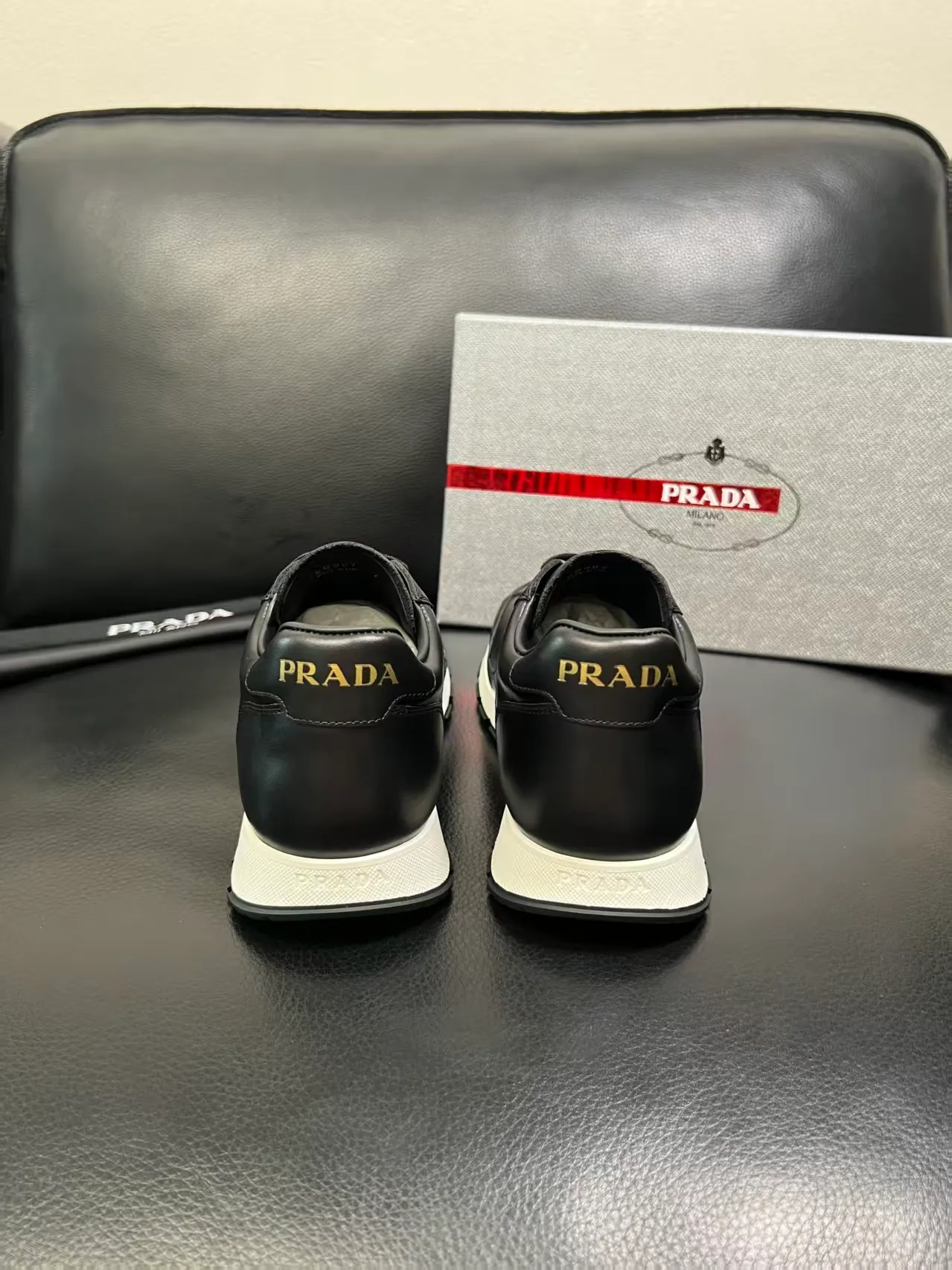 P440 38-45 Prada Prada’s new men’s leather sneakers, the highest version on the market, any comparison is welcome🆚! The original leather has excellent texture and is super high-end! Fetal sheep net lining imported from Italy, removable pad! Luxurious materials and fine workmanship, highly recommended! No. 058